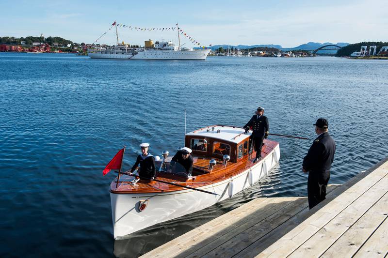 Stavanger 20200917. 
Kronprins Haakon ankommer Stavanger i sjalupp fra kongeskipet Norge.
Foto: Carina Johansen / NTB