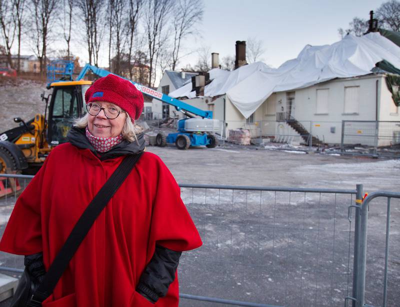 Byantikvar Janne Wilberg er veldig glad for at eieren allerede er i gang med å bygge opp Nedre Foss Gård etter brannen. FOTO: ARNE OVE BERGO