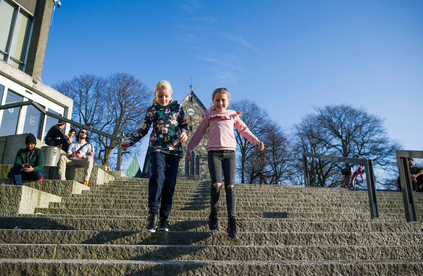 Tirsdag ble det slått ny varmerekord i februar for Stavanger. På bildet er Sophia Tjelta (rosa genser) - 10 år. Anna  Berthine Hauge (9).