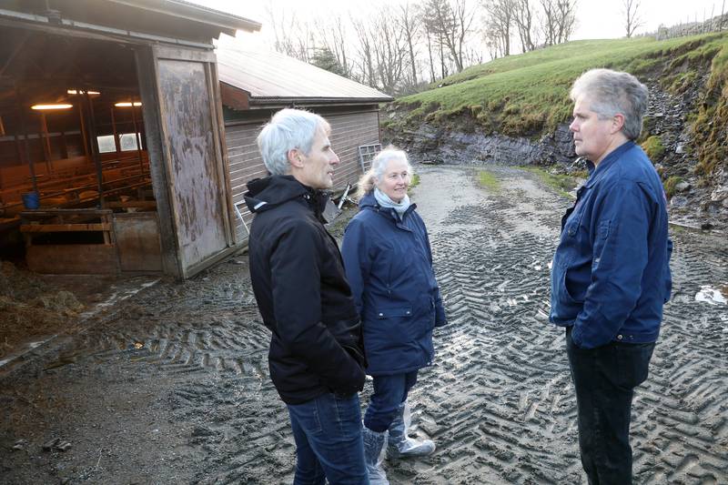 Geir Helge Rygg og Silke Ullrich i samtale om landbruksutvikling med Finnøy-bonden Askild Eggebø, som har 240 sauer i fjøset. 	Foto: Stein Roger Fossmo