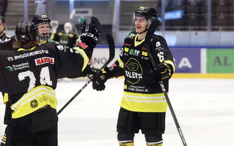 Even Myreng Kjellesvik feirer med Vladislav Nazarovs (24) etter sistnevntes 2-0-scoring der Kjellesvik hadde assist. Foto: Pål Karstensen