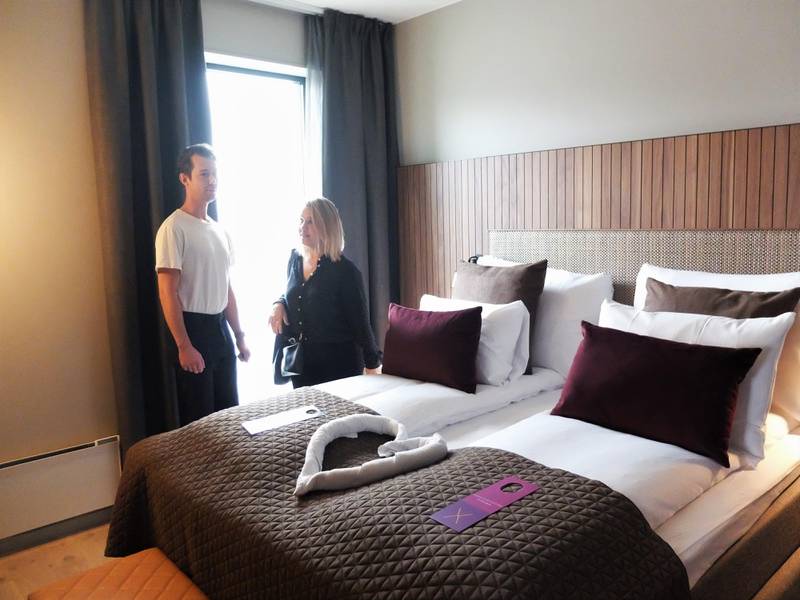 Anna Göthberg og Victor Pettersson har allerede sovet på hotellet et par netter, som it-koordinatorer med ansvar for å få hotellet klart til åpning. De lar seg begeistre over suiten med utsikt over Drammenselva.