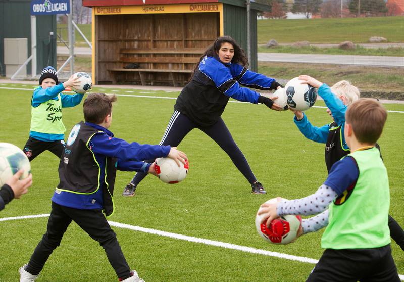 Palestinske jenter spiller også fotball. Og nå hjelper de unge håpefulle fra KFUM på Ekeberg. FOTO: ARNE OVE BERGO