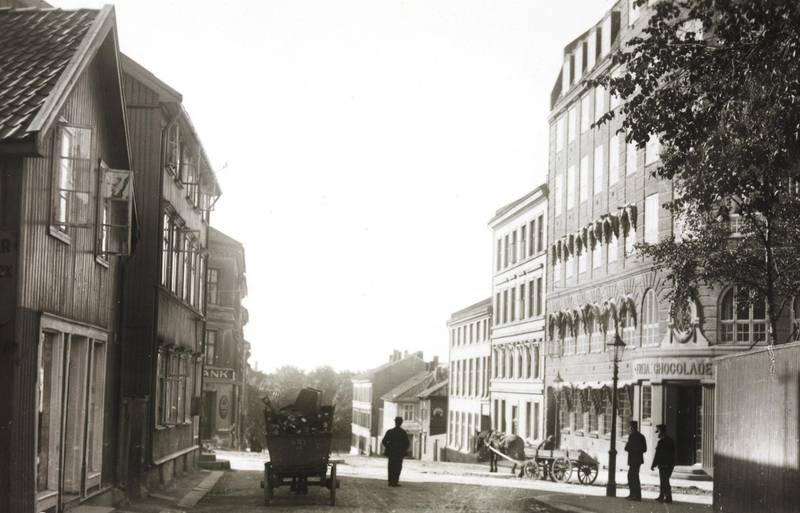 Rodeløkkas industrivirksomhet hadde tyngdepunkt rundt Gøteborggata der Odd Borgersen vokste opp. Freia-gårdens hovedinngang til høyre.