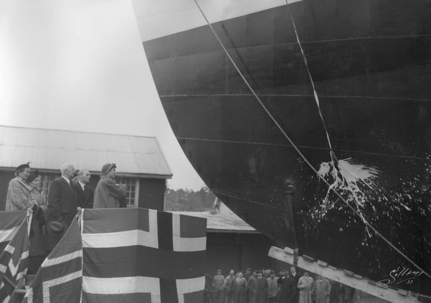 MS Vamos døpes og sjøsettes ved Glommens Mekaniske verksted (GMV) på Kråkerøy i Fredrikstad i 1951.