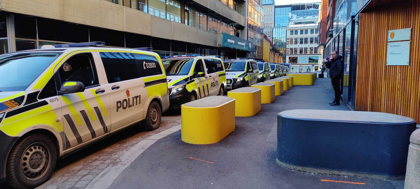 Politioppbud i forbindelse med Fosen-aksjon ved flere departementer i Oslo.