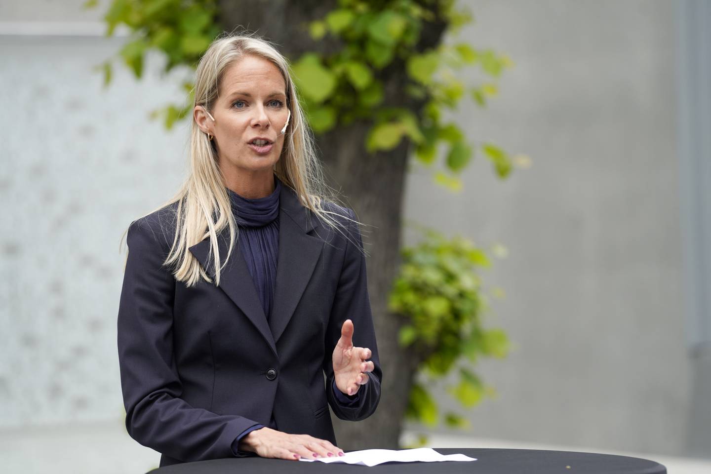 Oslo 20220610. 
Kommisjonens leder Cathrine Thorleifsson under pressemøte om ny ekstremismekommisjon ved 22. juli-minnesmerket på Johan Nygaardsvolds plass ved Høyblokka.