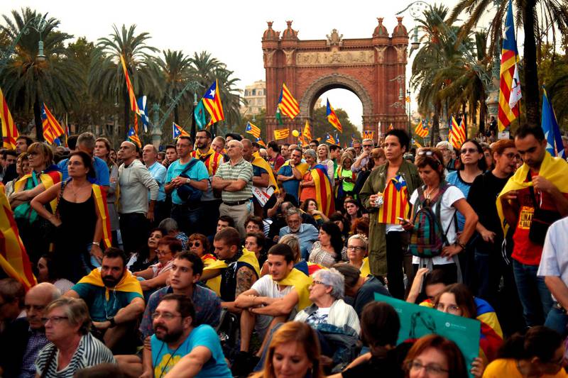 Tilhengere av uavhengighet hadde håpet på en entydig erklæring fra den katalanske lederen Carles Puigdemont tirsdag kveld. Andre er lettet over at det ikke skjedde. Nå er det usikkert hva som skjer.