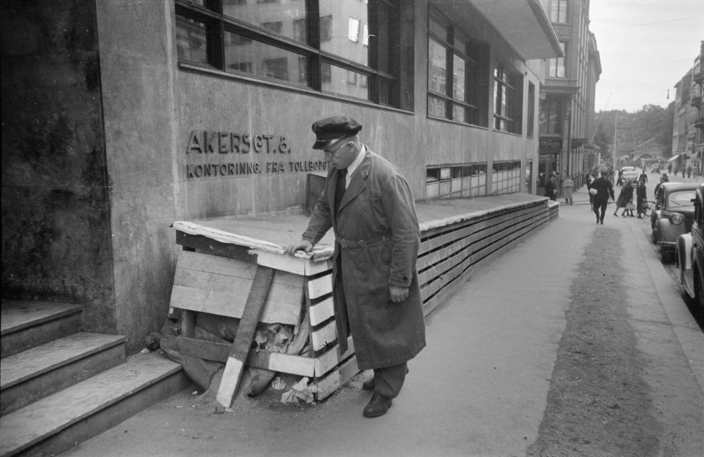 Barrikade av sandsekker og plank foran kontorlokalene i Akersgata 8 i 1945. I denne gården hadde tyskerne en telefonavlyttingssentral, og Germanske SS Norges tidsskrift Germanere redaksjonslokalene.