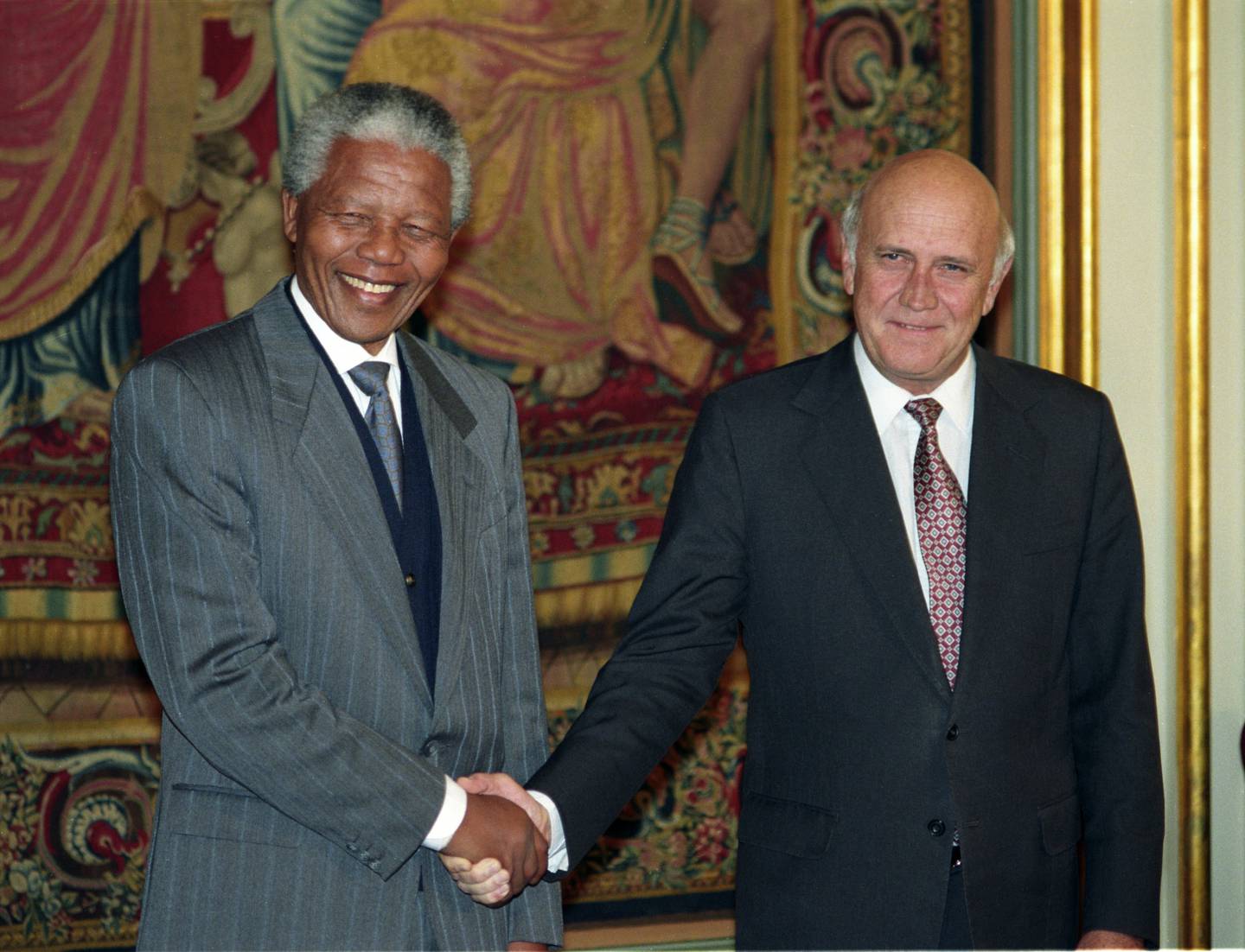 Oslo 199312: Nobels fredspris 1993 til Nelson Mandela og F.W. de Klerk. Fredsprisvinnerne fotografert sammen, - her på Grand Hotell. Pressekonferanse. Smilende sammen. Utveksler håndtrykk.  FOTO: Jon Eeg / NTB / NTB