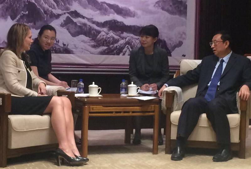 Linda Helleland i møte med Kinas kulturminister Luo Shugang. 