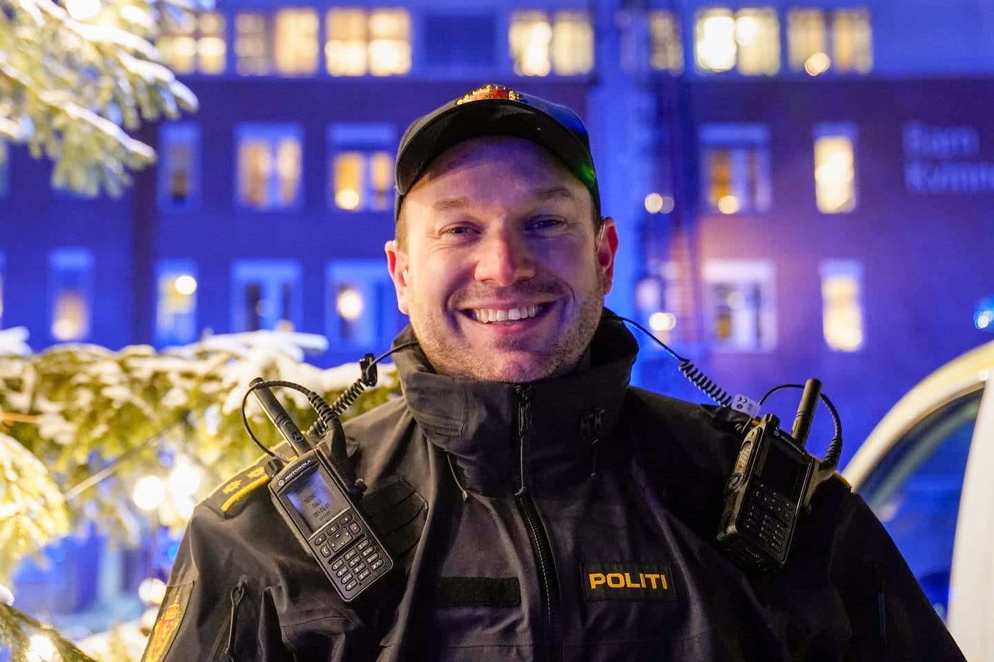Halvor Grønli fra politiet er initiativtaker til nødetatenes besøk på Rikshospitalet torsdag kveld. Der gjorde de sitt for å glede barn som må tilbringe jula på sykehus.