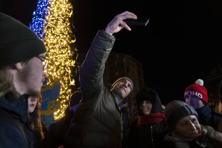 Ordfører i Kyiv, Vitalij Klitsjko, poserer på selfies under julegrantenningen 19. desember.