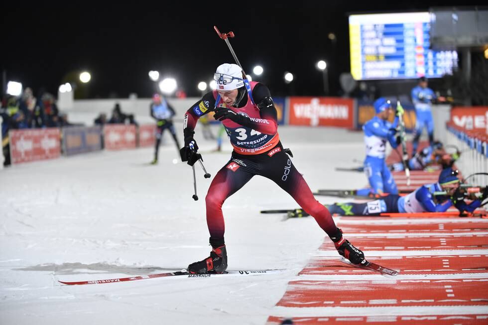 Norges Sturla Holm Lægreid under herrenes 20 km på verdenscuppremieren i skiskyting på skistadion i Östersund.