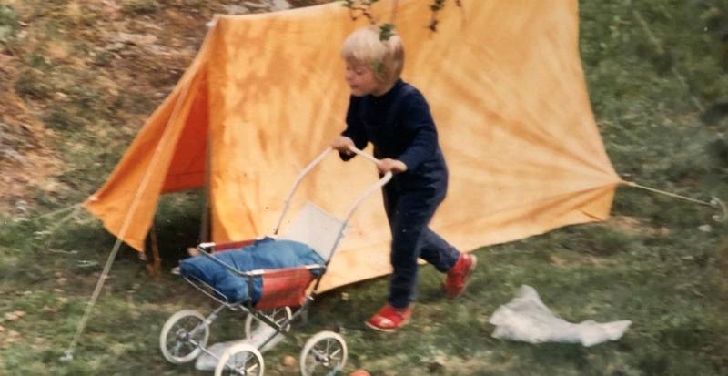 Telt og dukkevogn gjorde hagen til en fullkommen lekeplass for en lykkelig fireåring.