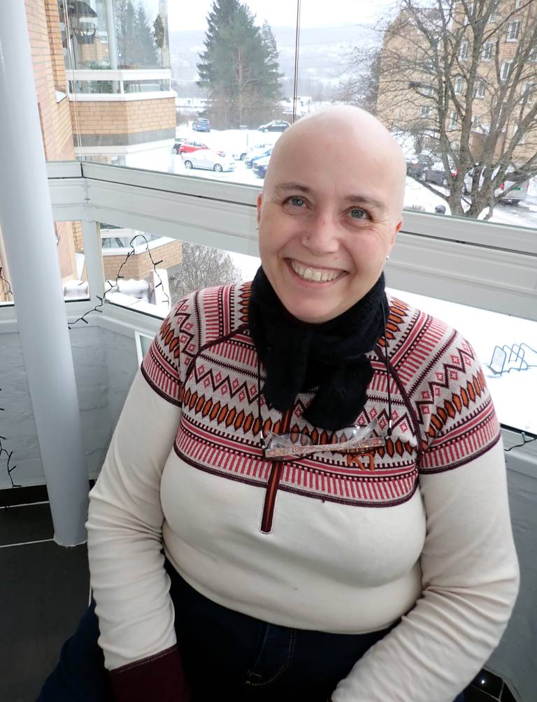 Oslo-kvinnen Anne Lau Revil har vært gjennom flere runder med cellegift i forbindelse med stamcellebehandling mot MS i utlandet. Nå er hun hjemme i isolasjon – og ved godt mot.
