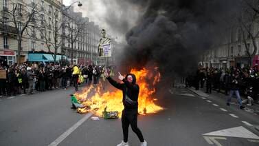 Sinte demonstranter barker sammen med politi i Paris