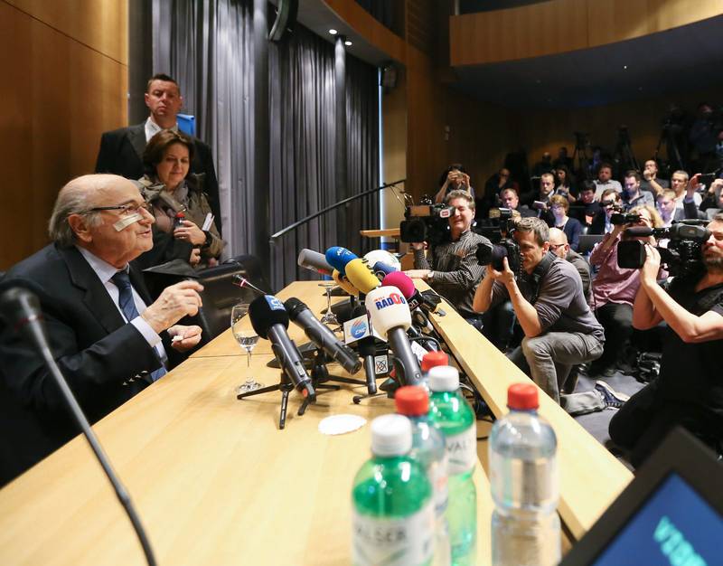 gir seg ikke: Sepp Blatter hadde meg seg datteren Corinne (t.h.) på gårsdagens pressekonferanse i Zürich der han igjen talte den etiske komite midt i mot. FOTO: MICHELE LIMINA/NTB SCANPIX