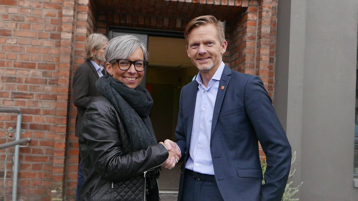 Hanne Tollerud (Ap) og Tage Pettersen (H). Påtroppende og avtroppende ordfører i Moss. 25. september 2017. Foto: Paul Norberg