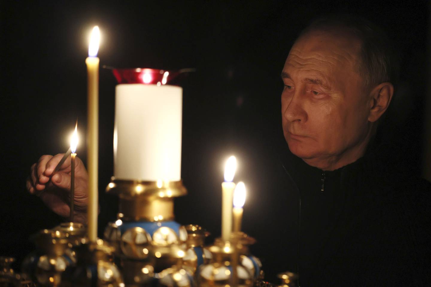 Russlands president Vladimir Putin tenner lys for ofrene for terrorangrepet ved Moskva.