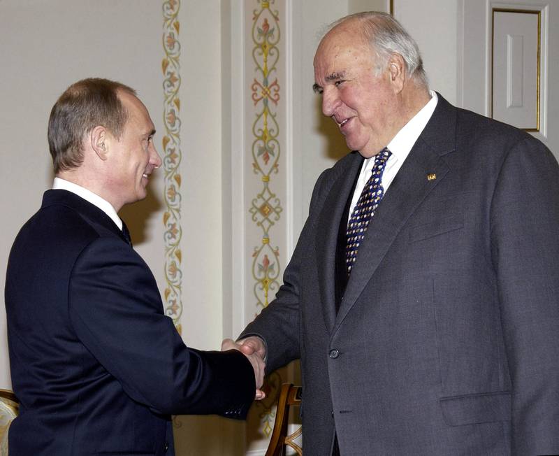 Helmut Kohl avbildet med Russlands president Vladimir Putin i 2005 under et besøk i Russland.