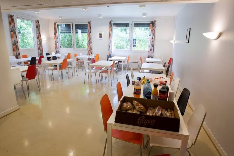 Spisesalen er lys og stor, med bord og stoler donert av Ikea. FOTO: ARNE OVE BERGO