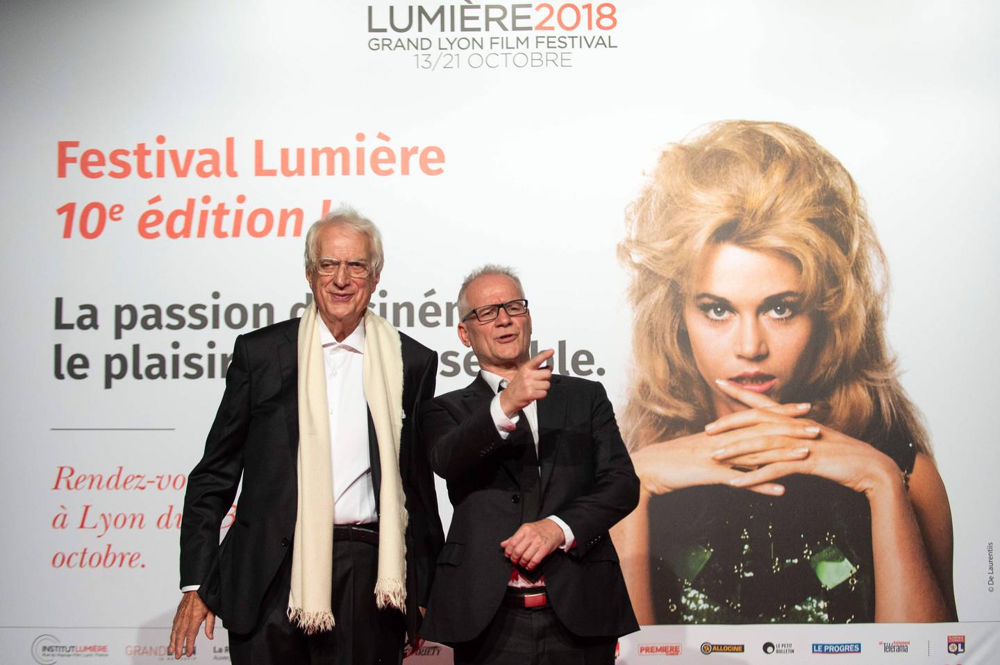 Filmskaperen Bertrand Tavernier (til venstre) er død. Her sammen med Cannes-festivalens programsjef Thierry Fremaux foran sin egen Lumiere-festival.