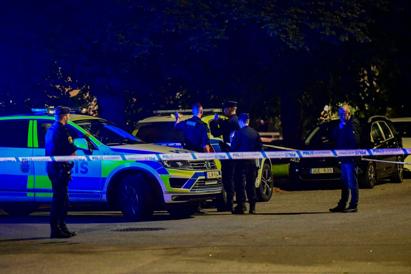 Stockholm, Sverige 20230916. 
Politiet har rykket ut etter at de ble ble varslet om en skyting i Råcksta vest i Stockholm lørdag kveld.
Foto: Jonas Ekströmer/TT / NTB