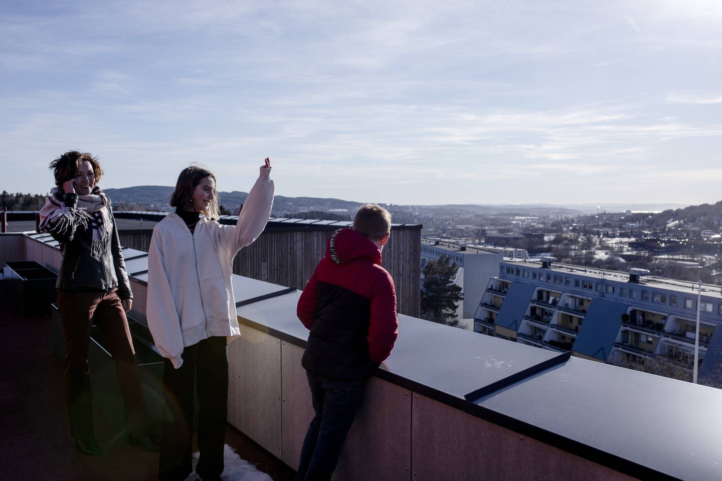 Fra takterrassen på Vestli skole kan elevene se Oslofjorden i det fjerne. Rektor Ellen Sundby forteller at de skal ha undervisning her når skolen åpner igjen.
