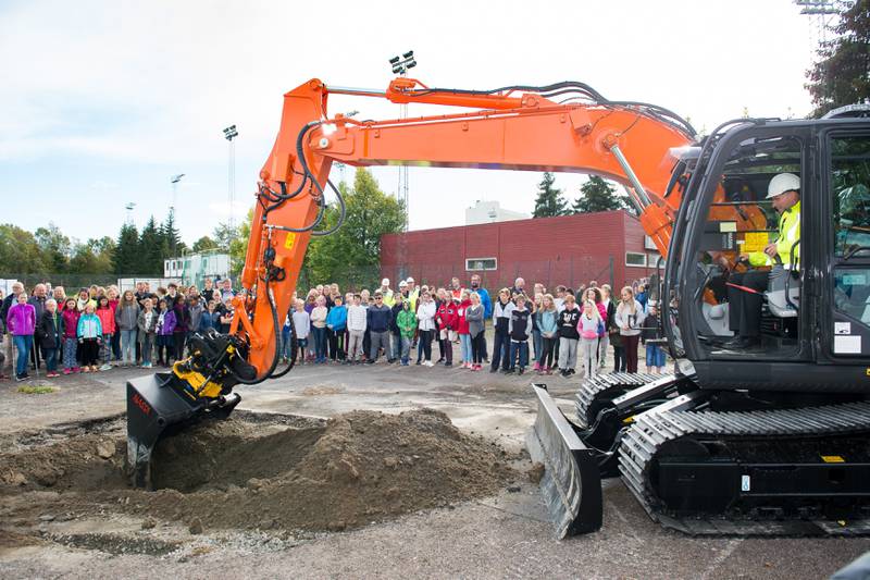 Oslo kommune stiller krav til flere gravemaskiner på biodiesel. Her med Geir Lippestad ved spakene.
