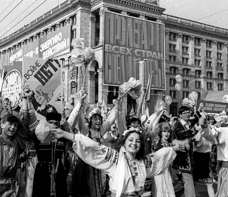 Sovjetmyndighetene ventet lenge før de informerte om atomulykken i Tsjernobyl. I Kiev gikk 1. mai-feiringen som vanlig dette året. FOTO: NTB SCANPIX