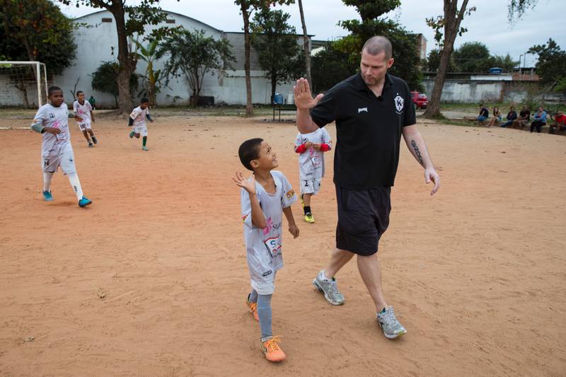Tommy Nilsen ser mye fotballglede blant de fattige barna utenfor Rio.