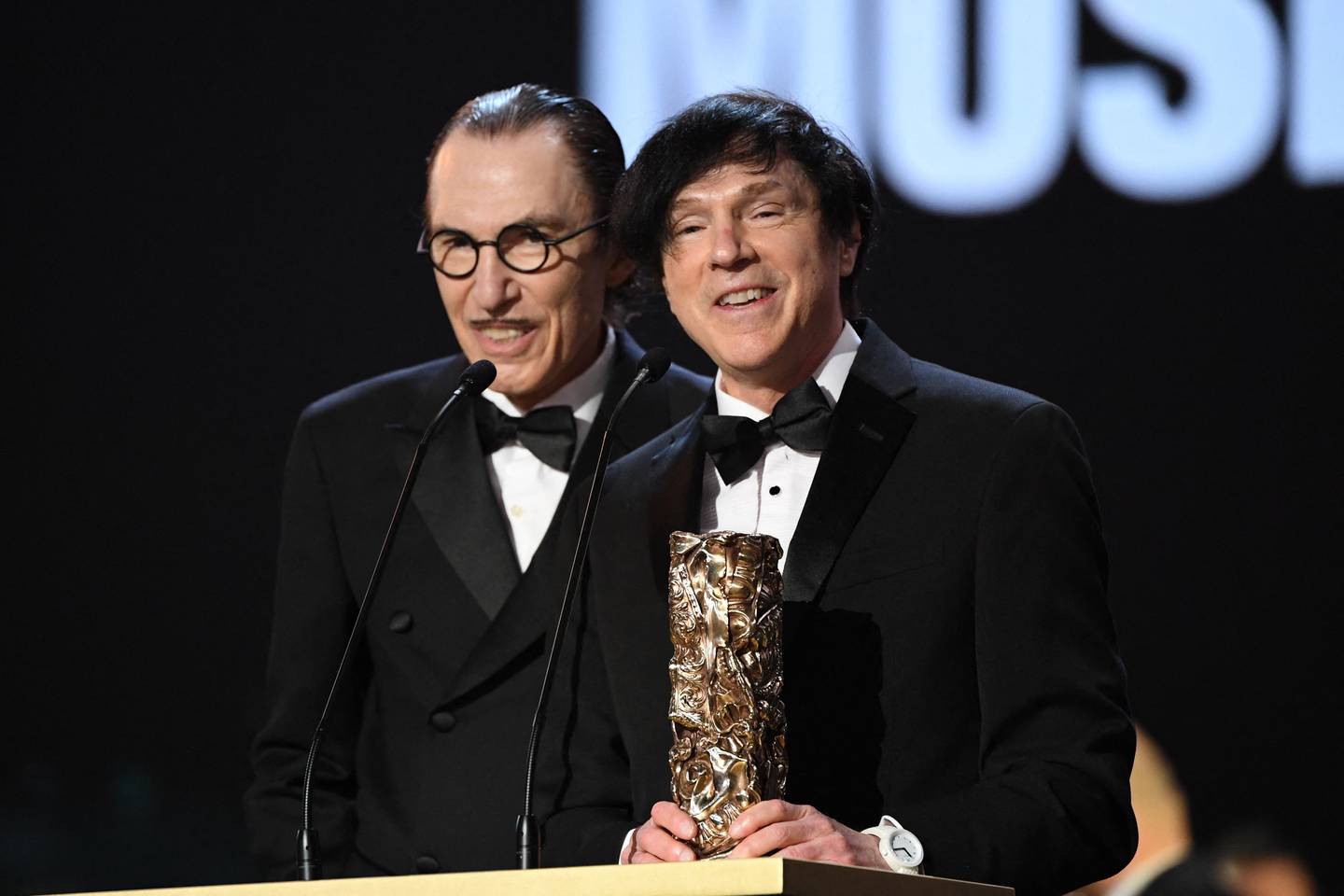 Ron and Russel Mael i Sparks i februar i år, med den franske filmprisen Cesar for sin film "Annette".
