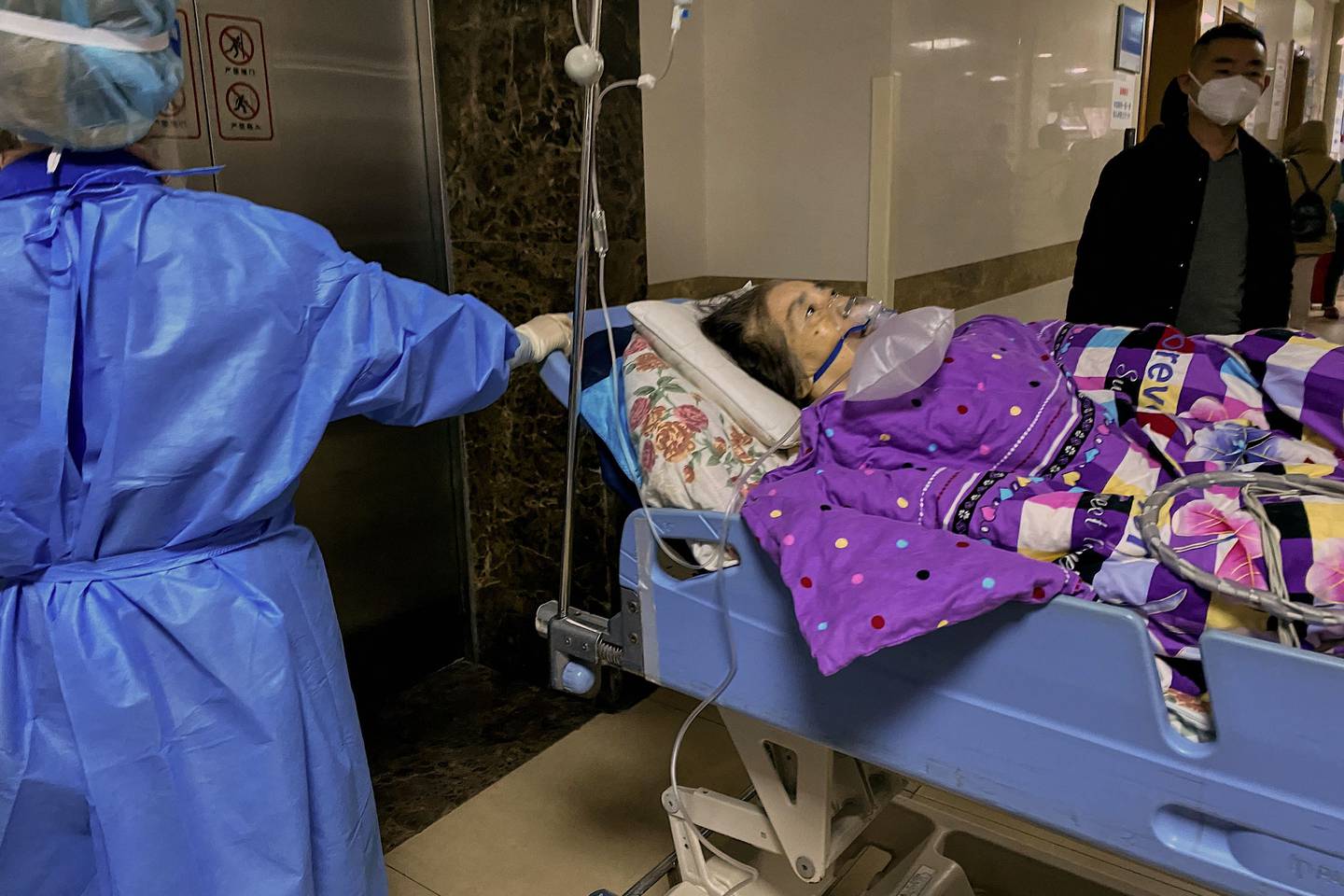 Kina venter en stor koronasmittebølge de neste ukene. Her en pasient på et sykehus i Chongqing.