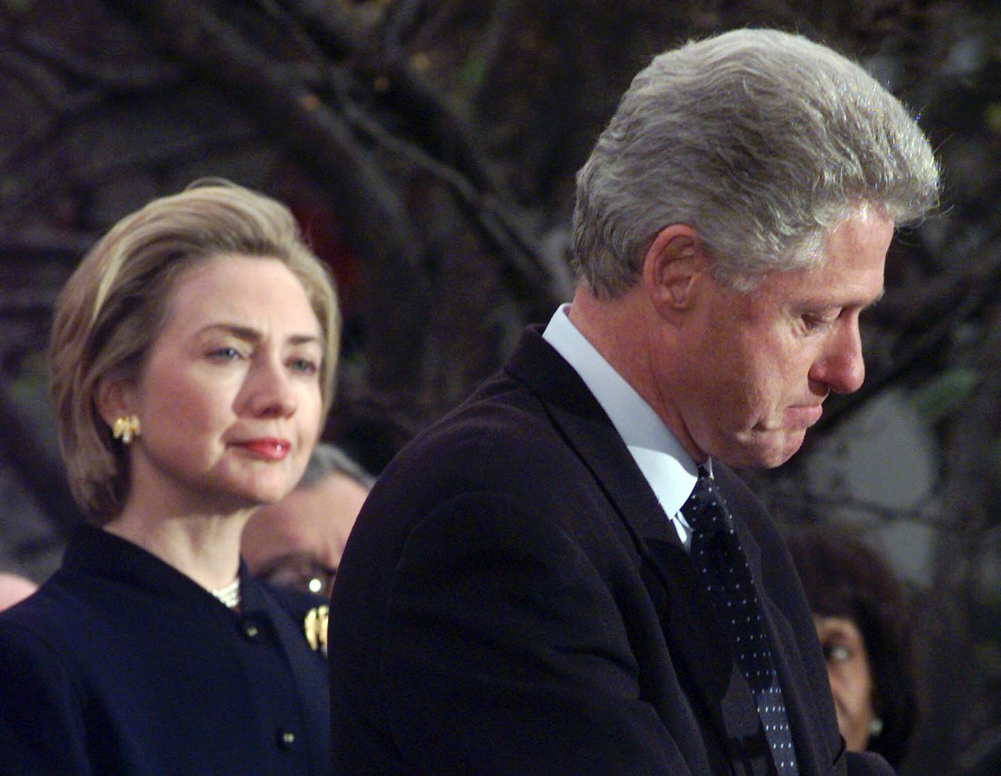 Da president Bill Clintons affære med praktikanten Monica Lewinsky ble avslørt i 1998, måtte Aaron Sorkin utsette hans nye dramaserie om en president og staben hans i Det hvite hus i ett år.