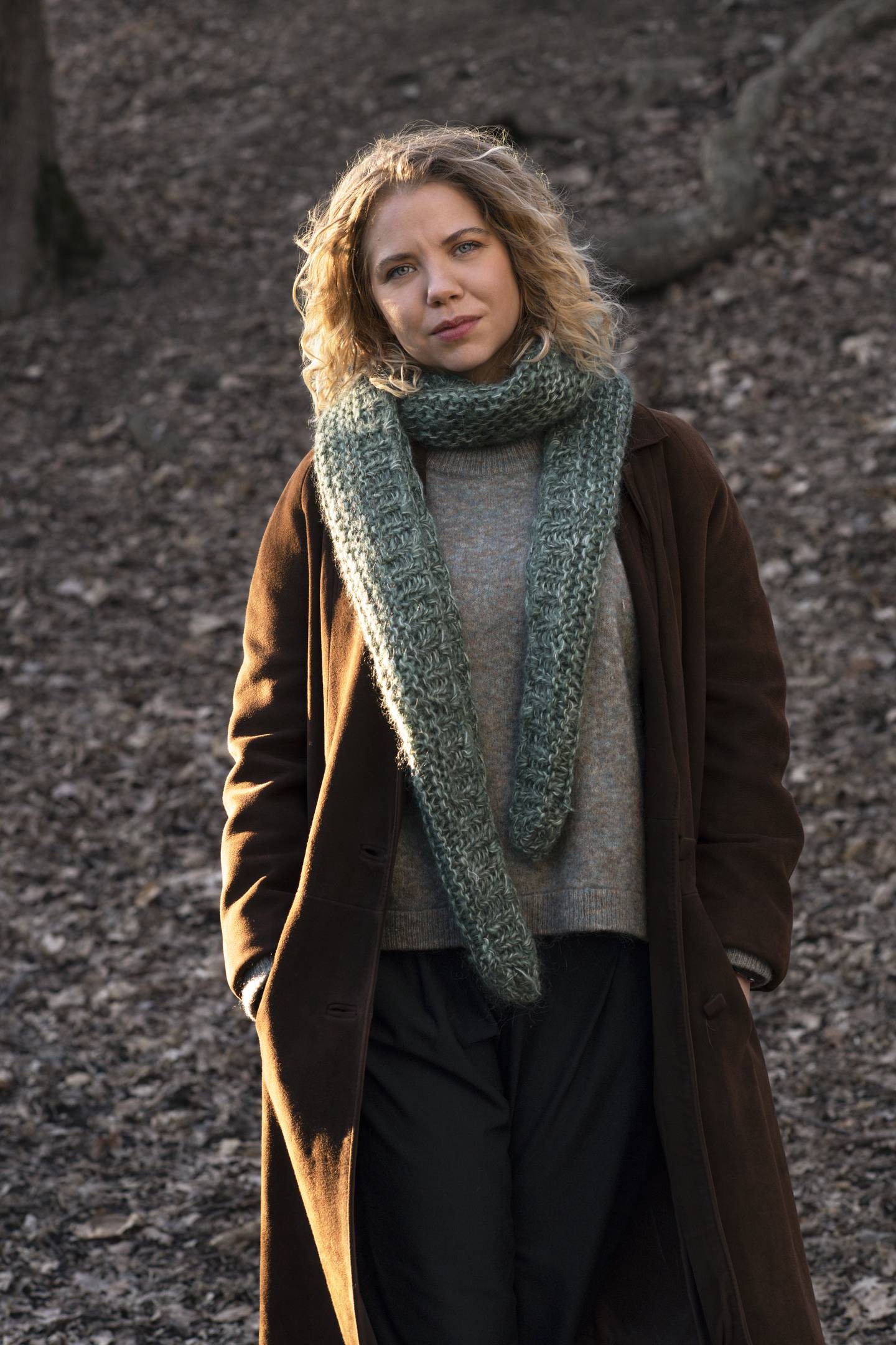 Alexandra Gjerpen spiller hovedrollen i grøsserserien «Revnen», som er en del av NRK Lyddramas podkast «Mørke fortellinger».