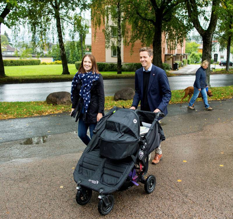 dagmamma: Par som ikke får barnehageplass kan bruke kontantstøtten på dagmamma, som Knut Arild Hareide gjorde. Men bare hvis begge foreldrene har bodd i Norge eller et annet EØS-land de siste fem årene. 	FOTO: VEGARD WIVESTAD GRØTT/ NTB SCANPIX
