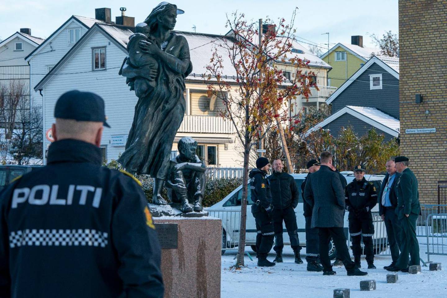 Politi undersøker plassen foran Krigsmødremonumentet på torget i Kirkenes dagen før markeringen av 75-årsdagen for frigjøringen av Øst-Finnmark.