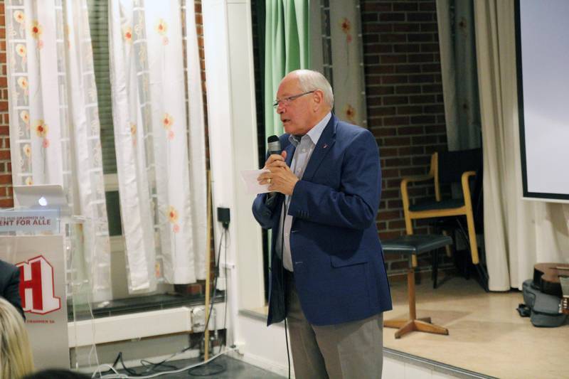 Ap-veteran Martin Kolberg holdt tale før valgresultatene kom tikkende inn, og takket samtlige for innsatsen. Foto: Pål Karstensen