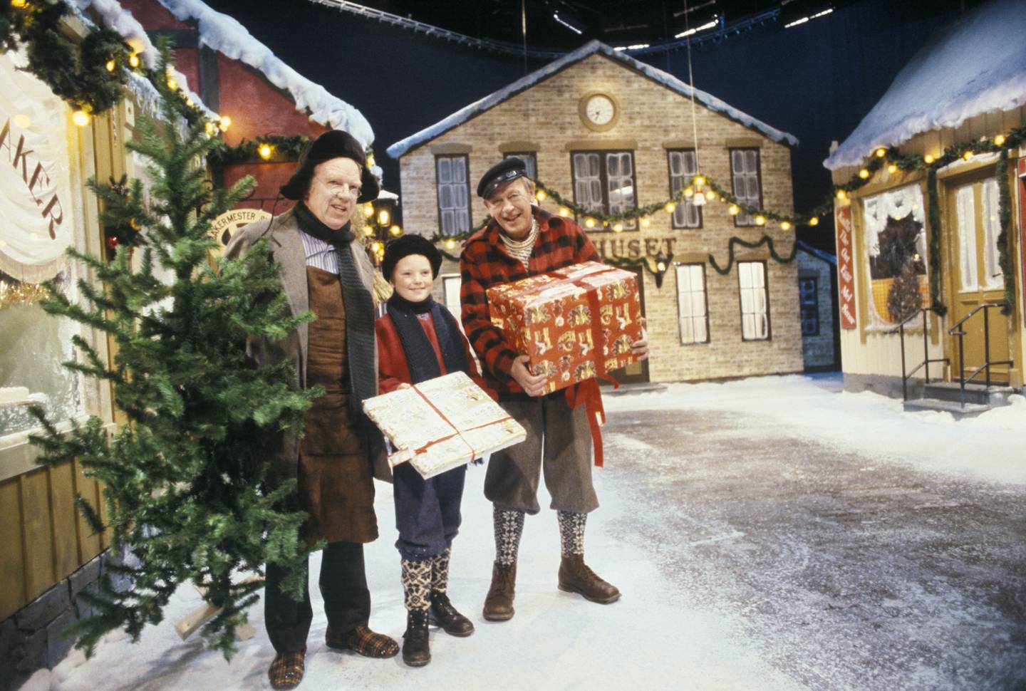 TV-serien «Jul i skomakergata» har vært en suksess for liten og stor siden den ble sendt på NRK første gang i adventstida 1979. Her skomaker Andersen (t.v.) i Henki Kolstad sin skikkelse sammen med to andre skuespillere.