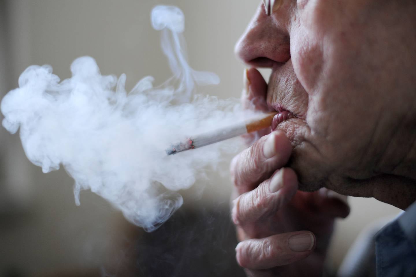 VANER: Hvor gammel man blir avhenger i stor grad av hva man får i seg. Det er sjelden man blir 100 år om man røyker, sier de svenske forskerne. Foto: Frank May / NTB