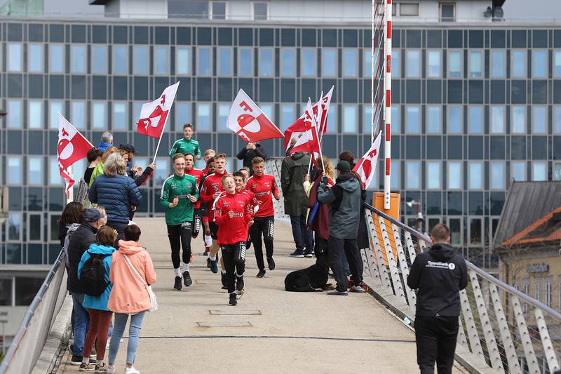 Over 100 spillere og trenere fra Fredrikstad Fotballklubbs ungdomsavdeling løp 22. mai sentrumsløp til inntekt for organisasjonen Mental Helse Ungdom.