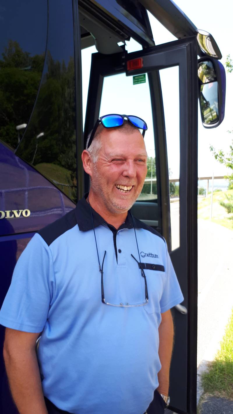 Fredrikstads glade bussjåfør, Tommy Johansen er glad i jobben sin.