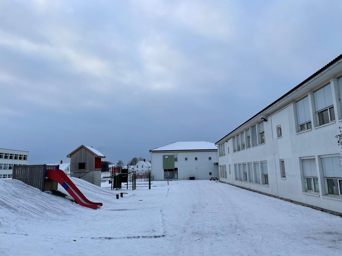 På Tømmerås skole, der de to savnede barna var elever, får hjelp av helsepersonell i kommunen for å ivareta elevene.