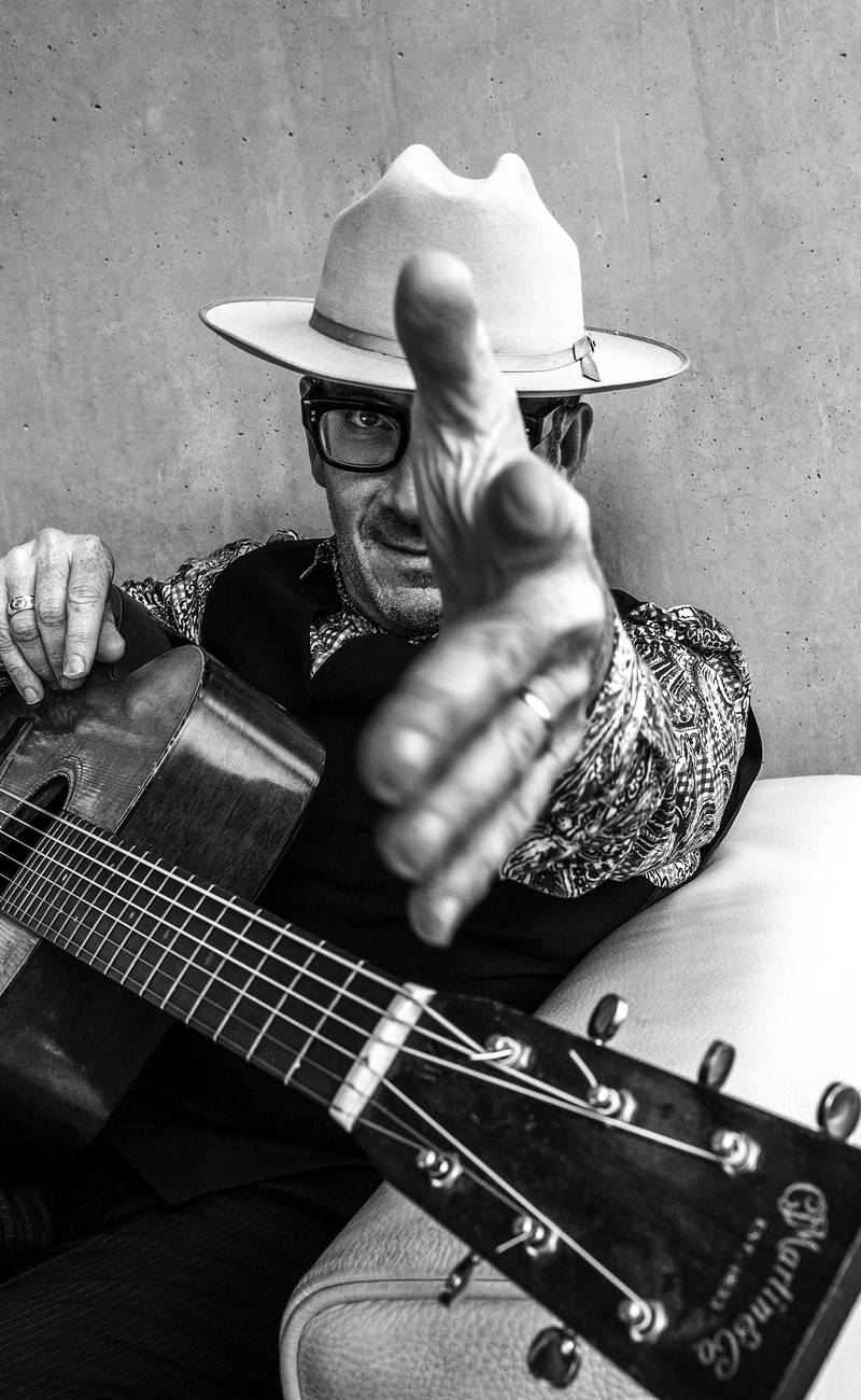 Elvis Costello tar fram gitaren igjen.