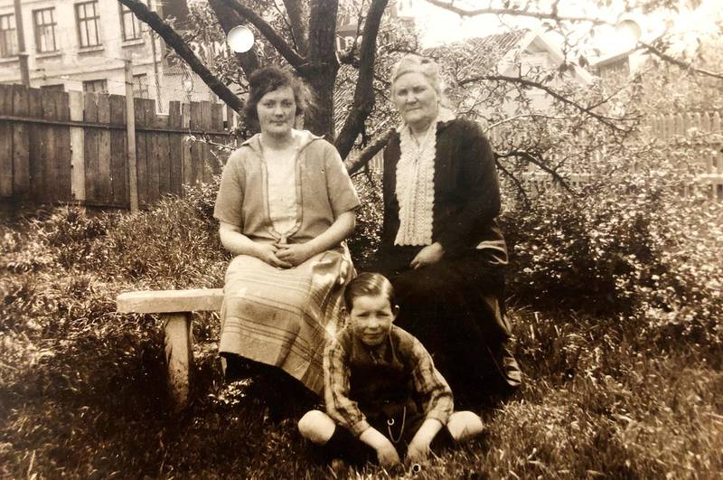 Johanne Svendsen med datteren Borghild og barnebarnet Odd i hagen i Etterstadgata 2. I 1922 søker enkefru Svendsen om tillatelse til å oppføre en fruktbod nederst på tomten. I dag er boden kjent som Sotakiosken.