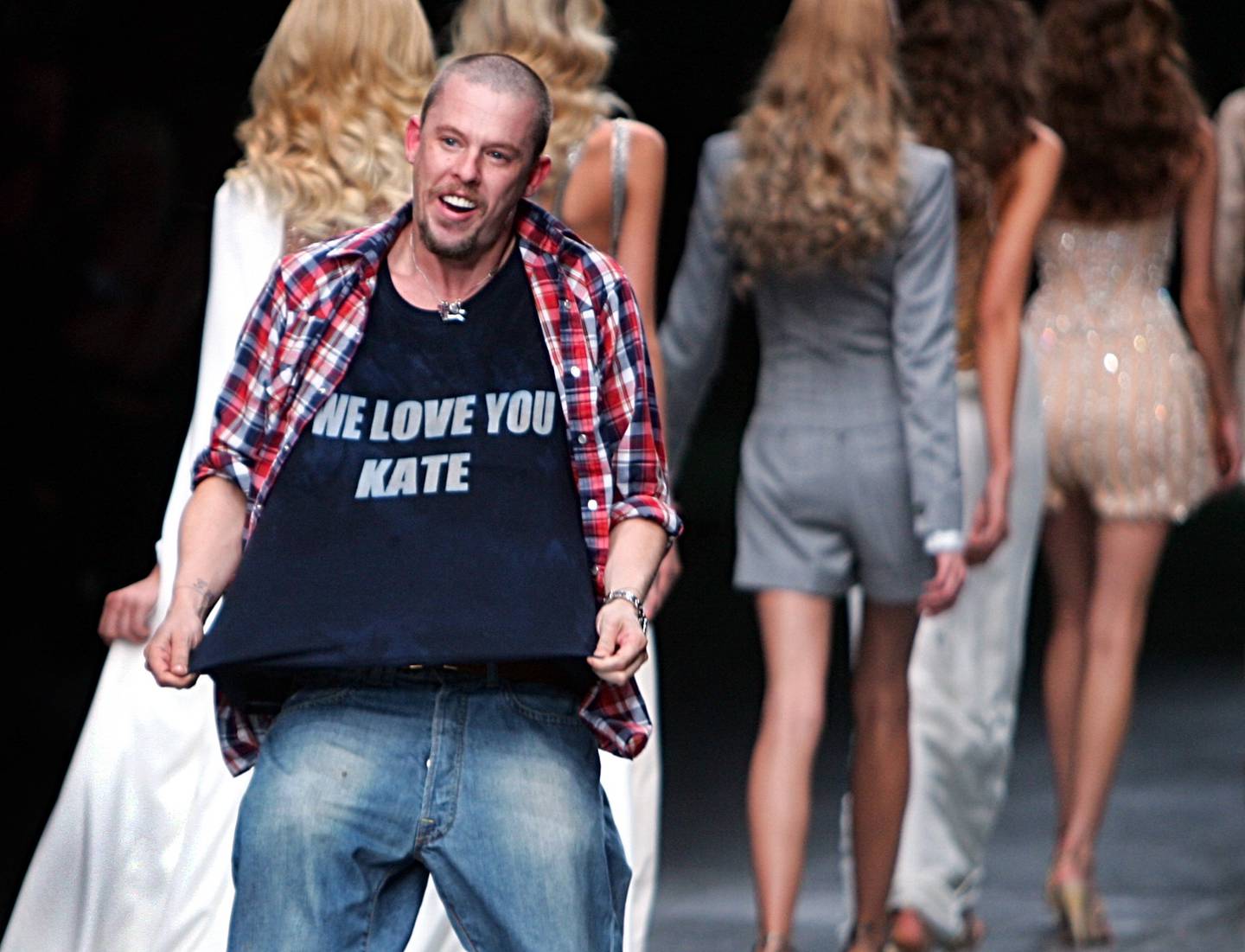 Alexander McQueen viser sin støtte til sin gode venn og favorittmodell Kate Moss under en motevisning i Paris i 2006.