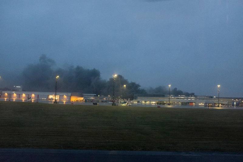Flytrafikken på Stavanger lufthavn Sola er stanset på grunn av brann i et parkeringshus ved flyplassen.