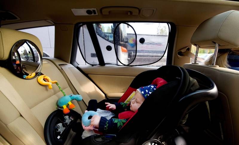 Barn bør sitte bakovervendt så lenge som mulig. Monterer du barnesetet i passasjersetet foran, må kollisjonsputen være deaktivert. FOTO: PONTUS LUNDAL/TT