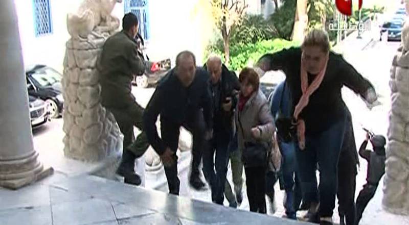 Mennesker som flykter fra Bardo-museet under angrepet i Tunis. FOTO: NTB SCANPIX